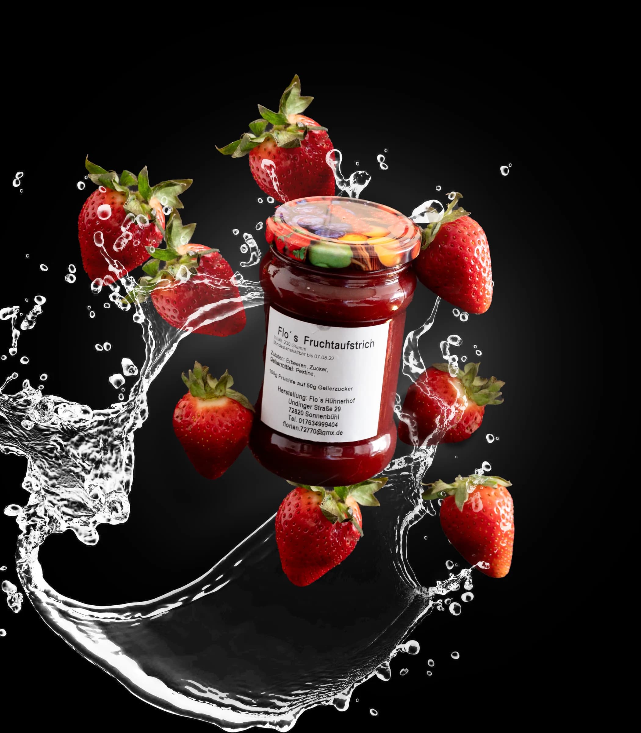 Produktfoto: Marmeladenglas mit fliegenden Erdbeeren und Wasserspritzern