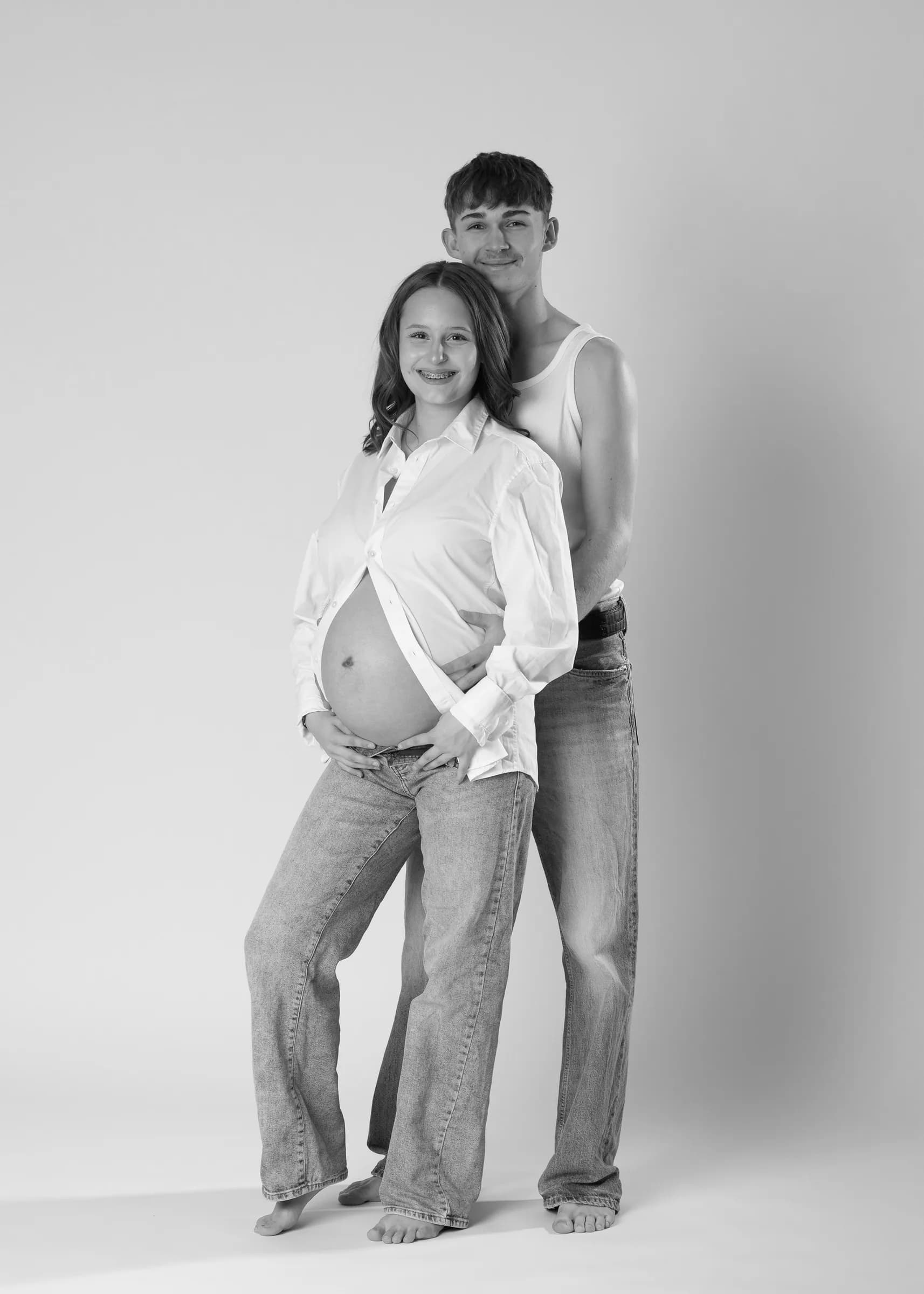 Werdende Eltern im Studio, Schwarz-Weiß, Hand auf dem Babybauch