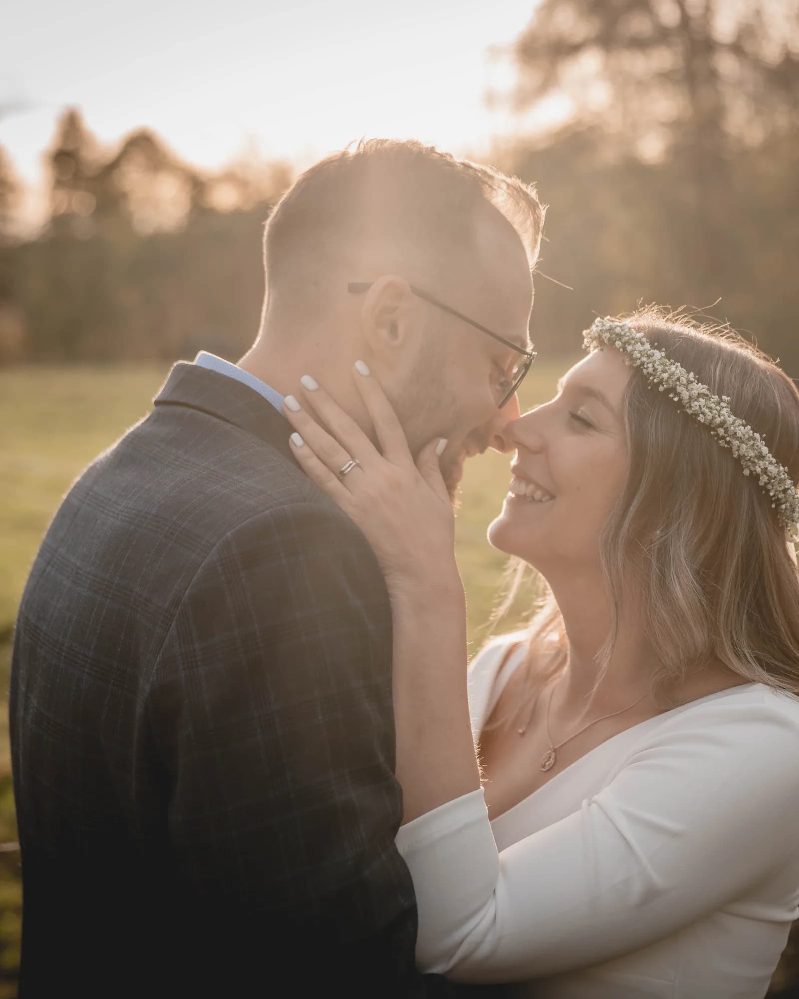 Hochzeitspaar Nase an Nase im goldenen Gegenlicht auf einer Wiese bei Reutlingen