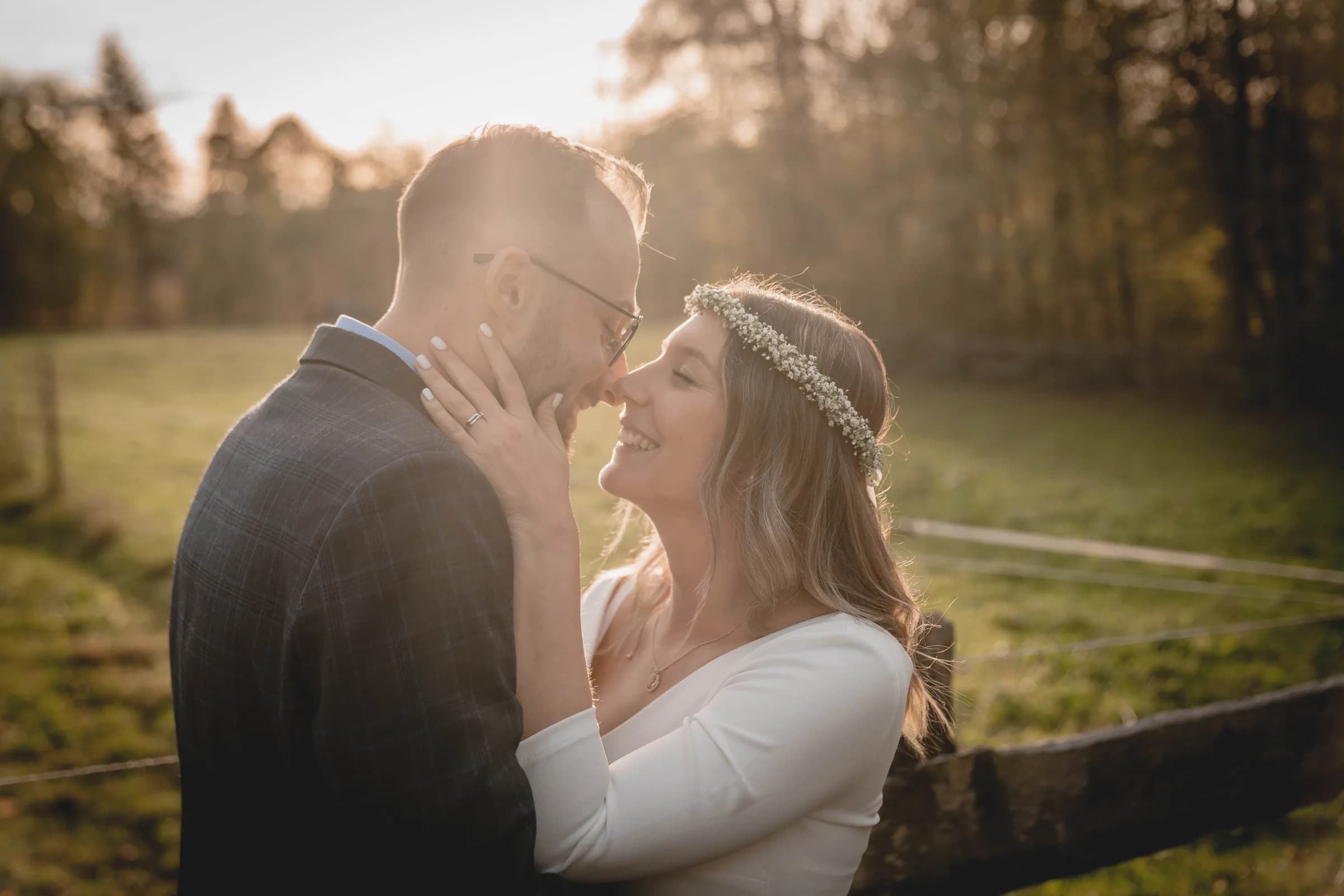 Hochzeitspaar Nase an Nase im goldenen Gegenlicht auf einer Wiese bei Reutlingen