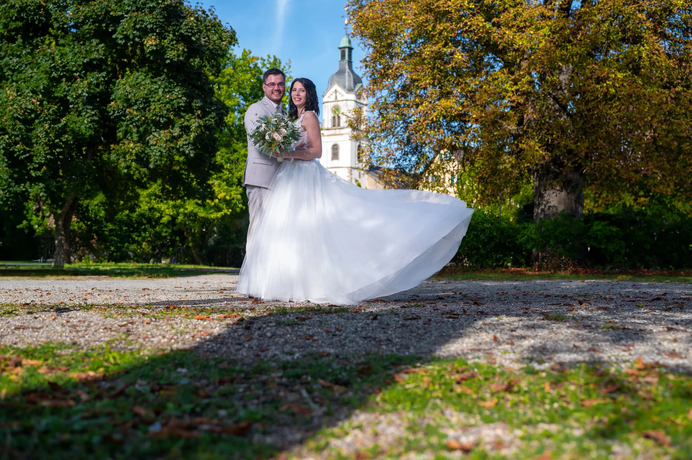Brautpaar im Schlosspark, Brautkleid im Wind