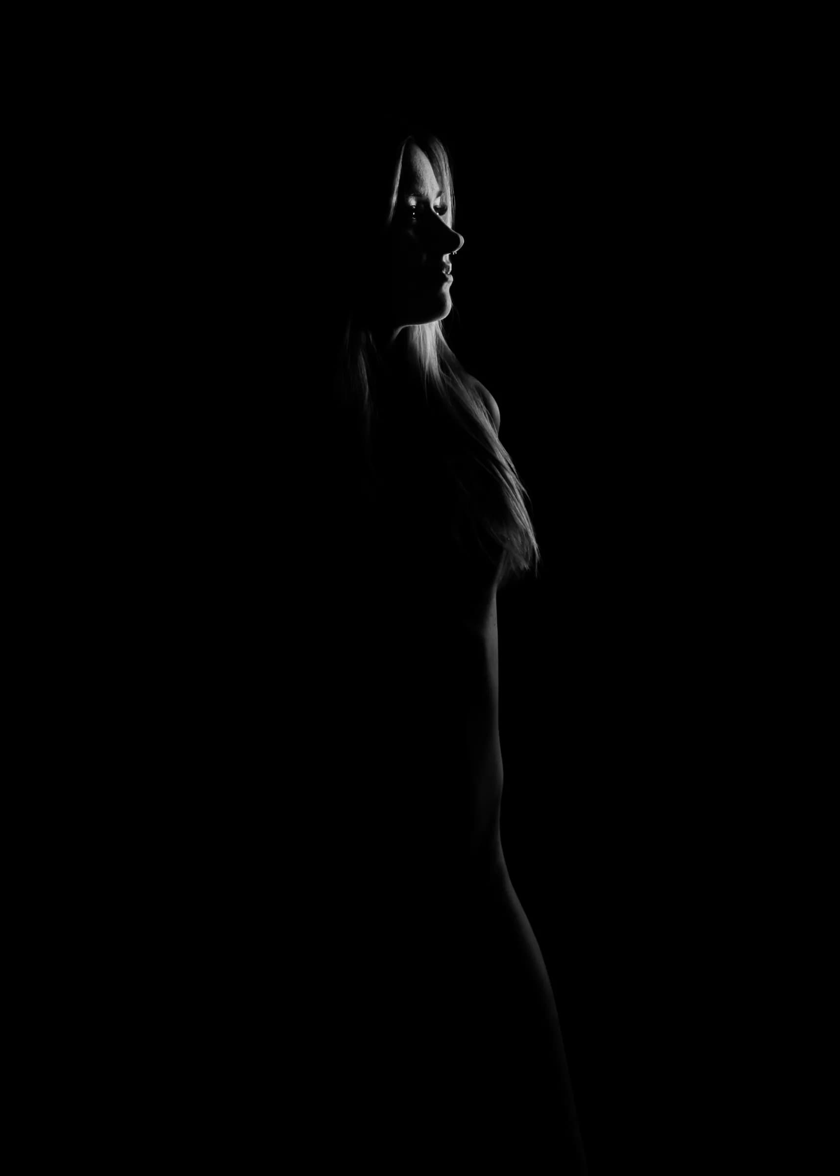 Silhouette einer Frau im Streiflicht, Schwarz-Weiß